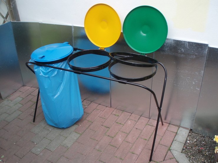 stojaki do segregacji odpadów