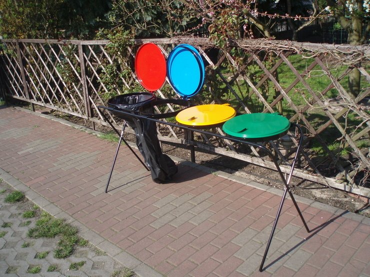 stojaki do segregacji odpadów